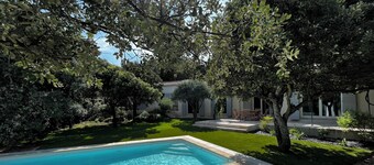 Candau Villa, a green haven with a wooded garden and a pool, 5min from Avignon