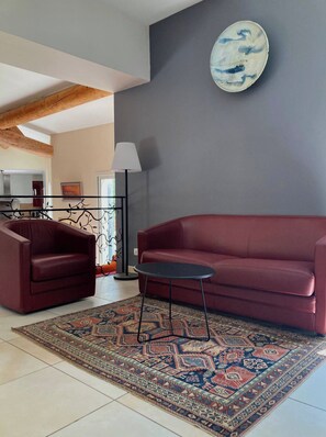 Télévision, lecteur de DVD, livres, écrans d'ordinateur