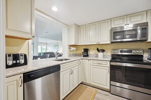 ثلاجة، ميكروويف، فرن، موقد طهي مسطح