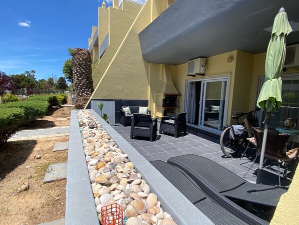Outdoor dining - Luxury T2 Apartment, Lagos. (4-5 minute walk to Meia Praia Beach & Lagos Marina) (Lagos)