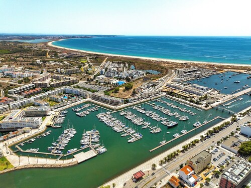 Luxury T2 Apartment, Lagos. (4-5 minute walk to Meia Praia Beach & Lagos Marina)