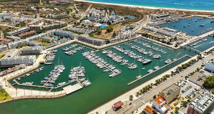 Luxury T2 Apartment, Lagos. (4-5 minute walk to Meia Praia Beach & Lagos Marina)