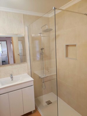 Dusche, Haartrockner, Bidet, Handtücher