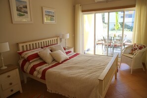 2 chambres, coffre-fort, fer et planche à repasser, lit de bébé portatif