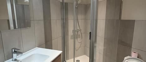 Douche, séchoir à cheveux, serviettes fournies, savon