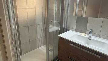 Douche, sĂšche-cheveux, serviettes fournies, savon