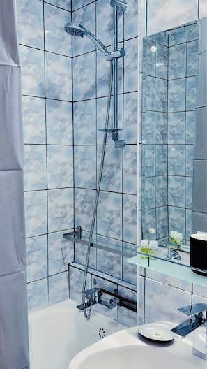 Haartrockner, Handtücher, Seife, Shampoo