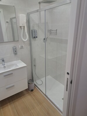 Asciugacapelli, bidet, asciugamani, sapone