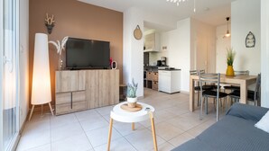 A modern apartment with a living area, kitchen, dining space, and a bedroom. - Bright villa 6 ppl, garden, close to the sea (Sérignan)