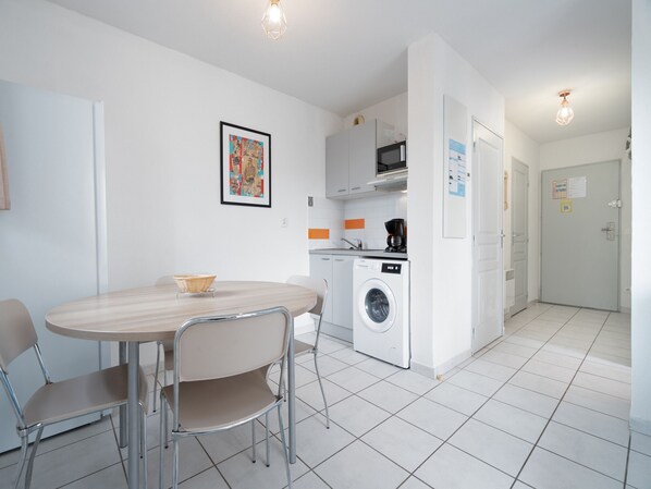 Dining - Bright, air-conditioned appartement 4 ppl, close to the sea (Le Grau-du-Roi)