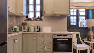 Deluxe Villa | Private kitchen | Full-sized fridge, oven, stovetop, dishwasher
