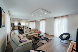 Télévision, jeux vidéo, baby-foot, table de tennis de table