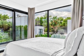 8 chambres, fer et planche à repasser, Wi-Fi, draps fournis