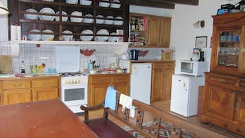 Réfrigérateur, micro-ondes, four, cafetiÚre/bouilloire