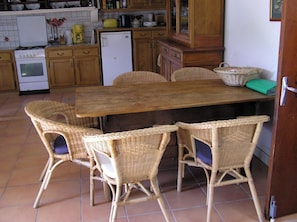 Kühlschrank, Mikrowelle, Ofen, Wasserkocher mit Kaffee-/Teezubehör