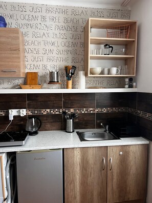 Fridge, microwave, stovetop, coffee/tea maker