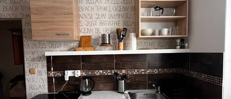 ثلاجة، ميكروويف، موقد طهي مسطح، ماكينة لصنع القهوة/الشاي