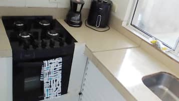 Fridge, oven, stovetop, coffee/tea maker
