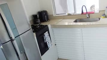 Fridge, oven, stovetop, coffee/tea maker