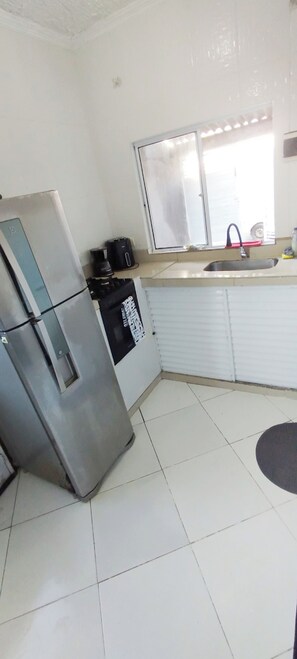 Réfrigérateur, four, plaque de cuisson, cafetière/bouilloire