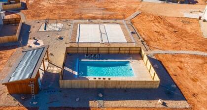 8 Acre Estate I Swimming Pool & Hot Tubs I 8 Homes