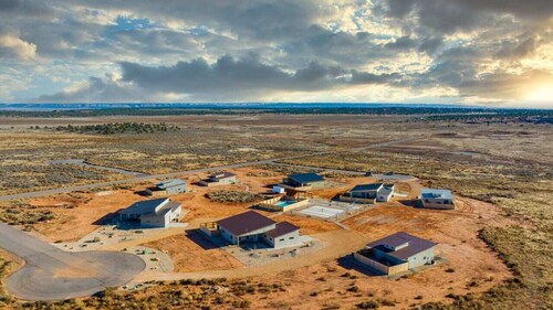 8 Acre Estate I Swimming Pool & Hot Tubs I 8 Homes