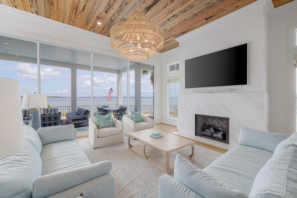 Televisión, chimenea, reproductor de DVD y estéreo