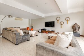 TV, video games, stereo - Luxury 4BR Villa with Pool & Seaview Patong Beach (Tambon Patong)
