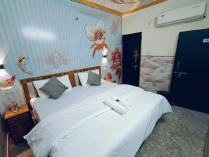Laptop workspace, free WiFi - Milestone Homestay Agra (Agra)