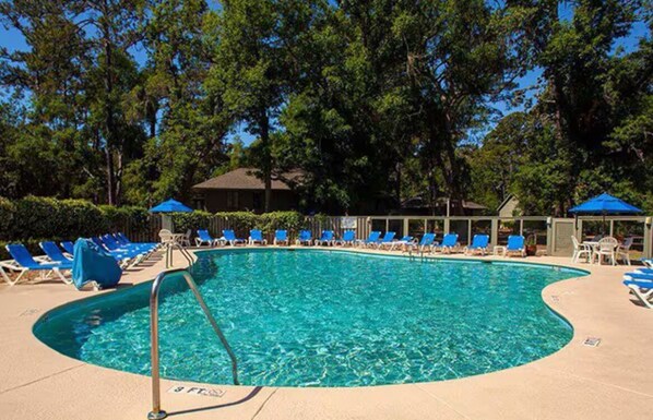 Pool - 2 bedroom Shipyard condo, with golf course views (Hilton Head Island)