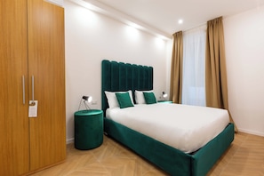 Deluxe Room, Patio, Garden View | Minibar, in-room safe, desk, laptop workspace - Affresco LR Collection (Rome)
