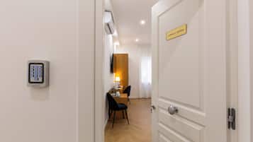 Minibar, caja de seguridad en la habitación y escritorio