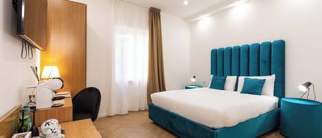 Comfort Room, 1 Queen Bed | Minibar, in-room safe, desk, laptop workspace