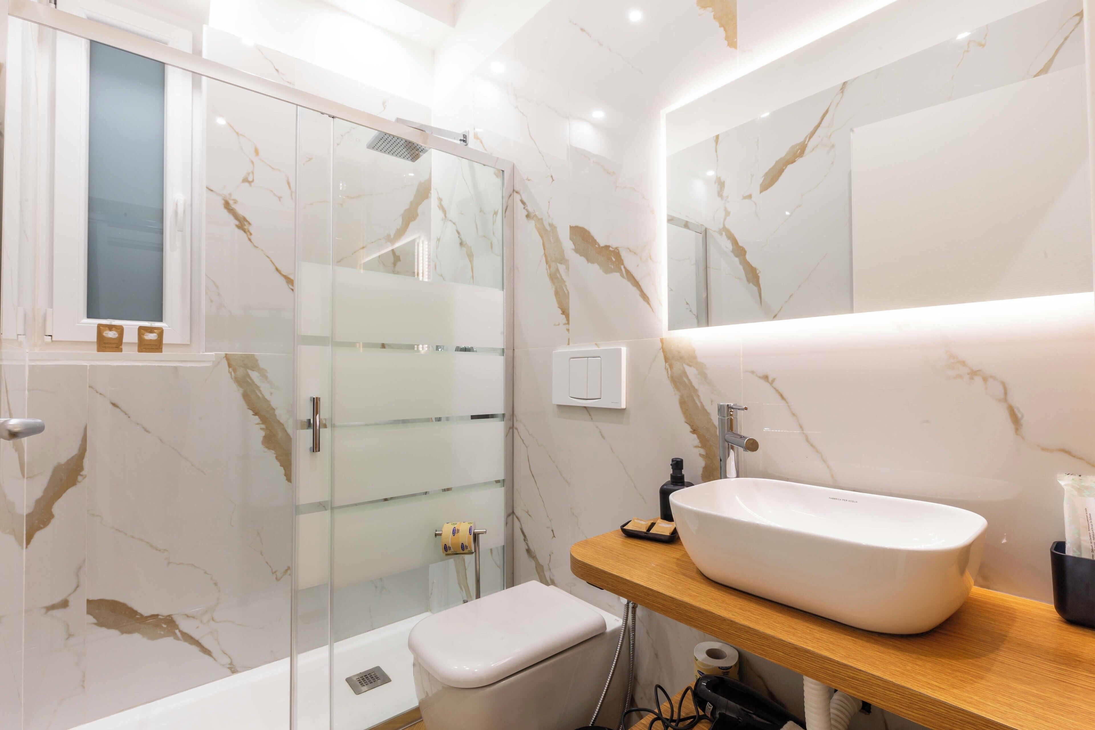 Deluxe-Zimmer, Terrasse, Gartenblick | Badezimmer | Dusche, kostenlose Toilettenartikel, Haartrockner, Hausschuhe