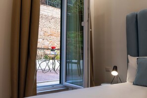 Classic Room, Patio, Garden View | Minibar, in-room safe, desk, laptop workspace - Affresco LR Collection (Rome)