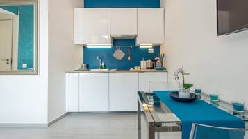 Kühlschrank, Herdplatte, Wasserkocher mit Kaffee-/Teezubehör