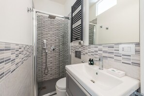 Shower, free toiletries, hair dryer, towels - [Navigli - Darsena]; La perla di Milano (Milano)