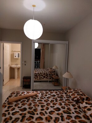 3 slaapkamers, een strijkplank/strijkijzer, gratis wifi, beddengoed