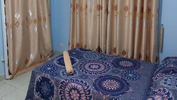 3 bedrooms, iron/ironing board, WiFi (free), bed sheets