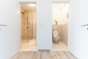 Sèche-cheveux, serviettes fournies, savon, papier toilette