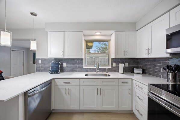 Mikrovågsugn, ugn, spishäll och diskmaskin