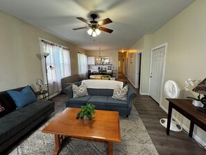 Smart TV - Cozy 3-bedroom apartment with AC, WiFi in lovely Troy (Troy)