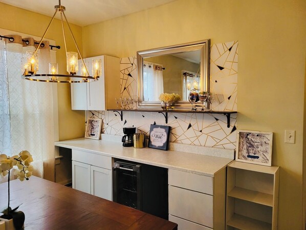 Interior - Cozy 3-bedroom apartment with AC, WiFi in lovely Troy (Troy)