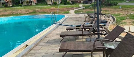 Una piscina al aire libre