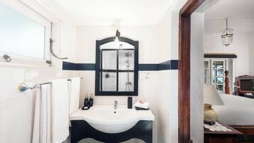 Exklusiv bungalow - 3 sovrum - utsikt mot bergen | Badrum | Gratis toalettartiklar, hårtork, badrock och handdukar