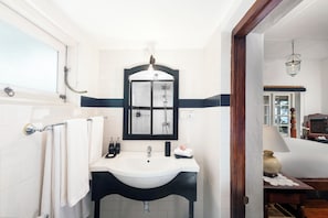 Exclusive Bungalow, 3 Bedrooms, Mountain View | Bathroom | Free toiletries, hair dryer, bathrobes, towels - Highgrove Estate By Ishq (Nuwara Eliya)