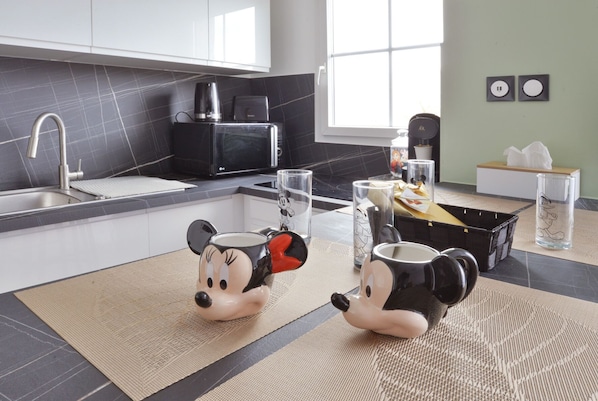 Microwave, oven, stovetop - Apartment located 5min from Disneyland and Vallée village (Magny-le-Hongre)