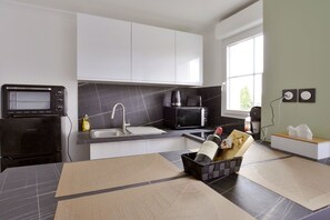 Four à micro-ondes, un four, surface de cuisson