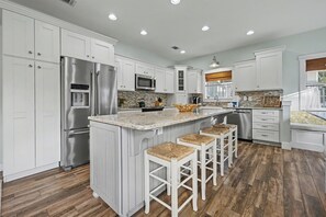 冷蔵庫、電子レンジ、オーブン、コンロ