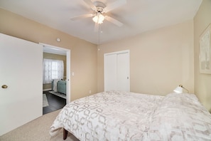 2 bedrooms, free WiFi, bed sheets - NEW LISTING charming 2 bedroom house walking distance to the beach and downtown (Manistee)
